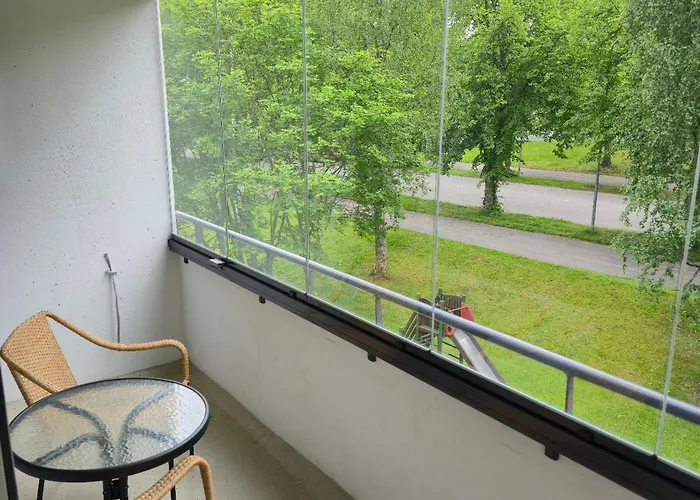 Avara Ja Kodikas Huoneisto Parvekkeella
