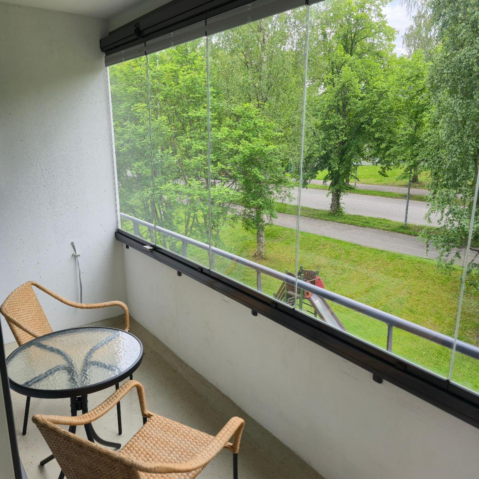 Avara Ja Kodikas Huoneisto Parvekkeella Apartamento